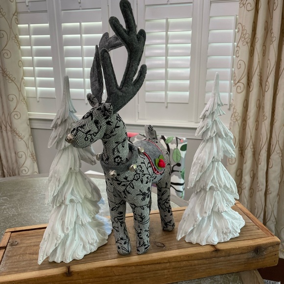 SLEIGH HILL 2022 CHRISTMAS/ HOLIDAY REINDEER - Picture 1 of 8